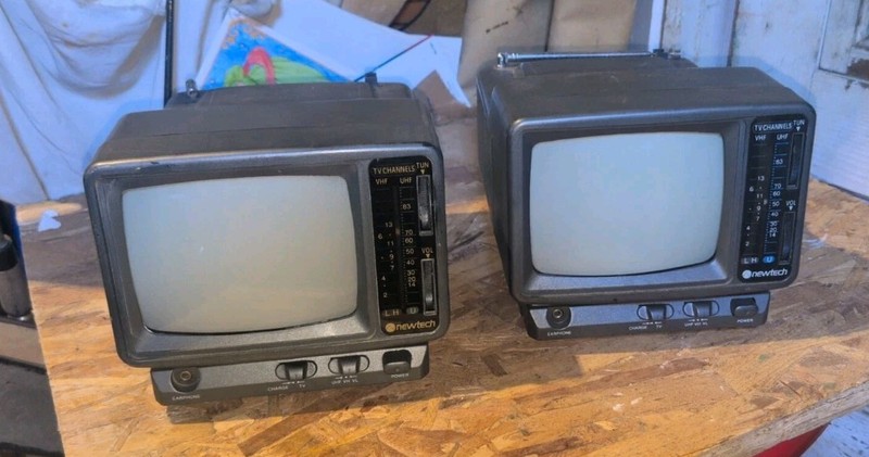 Lot Of 2 Vintage 1990’s 5” Newtech Model TV-7R Black And White  + Radio