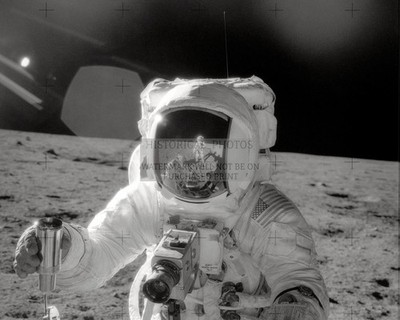 ALAN BEAN COLLECTS LUNAR SOIL OCEAN OF STORMS APOLLO 12 1969 8X10 PHOTO
