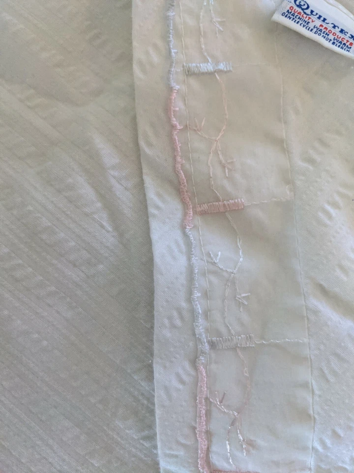 Manta bebé quiltex vintage ribete satinado. Bordado rosa y plata. Dulce! Foto 3 de 4