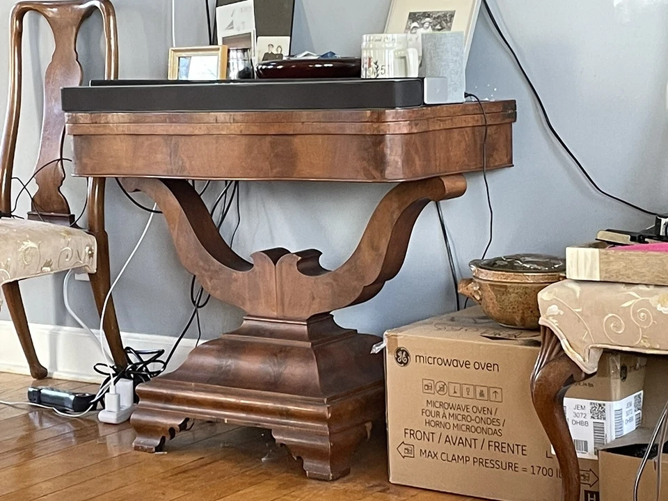 Preciosa mesa de juego de cartas antigua de caoba del Imperio Americano de la década de 1830 con tapa abatible Foto 2 de 2