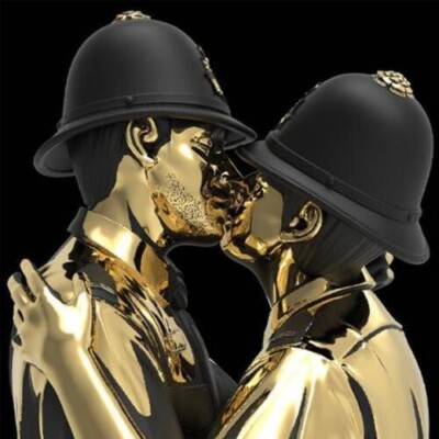 Figurine Kissing Coppers Par Brandalised X Mighty Jaxx - Banksy Noir Et Blanc 2021
