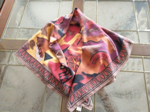 Vintage Adrienne Vittadini Seidentuch braun/goldfarben Tribal Print groß 35/34 Zoll - Bild 1 von 10