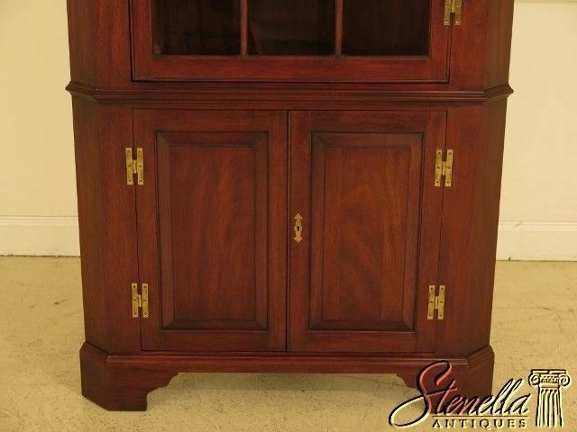 45590EC: HENKEL HARRIS Modelo #1114 Gabinete Esquinero Caoba Foto 3 de 4