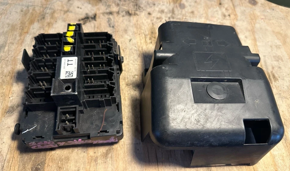 Caixa de relé de fusíveis de junção de cabine Cadillac Escalade 2007-2014 sob painel 20813086 - Imagem 2 de 4