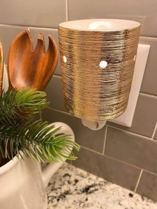 SCENTSY Etched Core Mini Wax Warmer GOLD Plug In Nightlight NEW