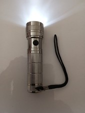 GIGALITE Taschenlampe mit LED Technik, starke Leuchtweite 100 Meter, Dimmbar,