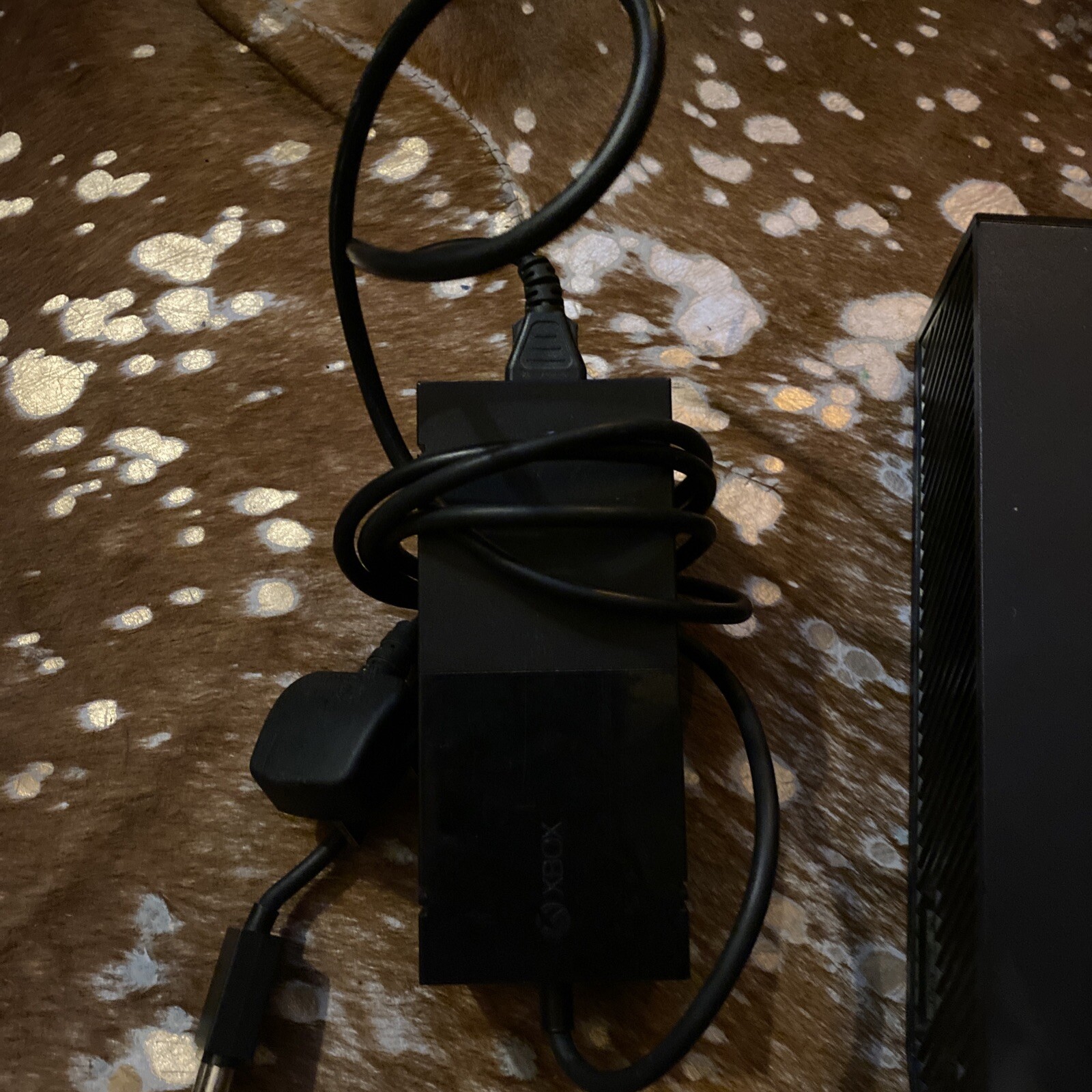 xbox one 1tb comes With HDMI1 and xbox Power Pack. NO BOX OR CONTROLLER