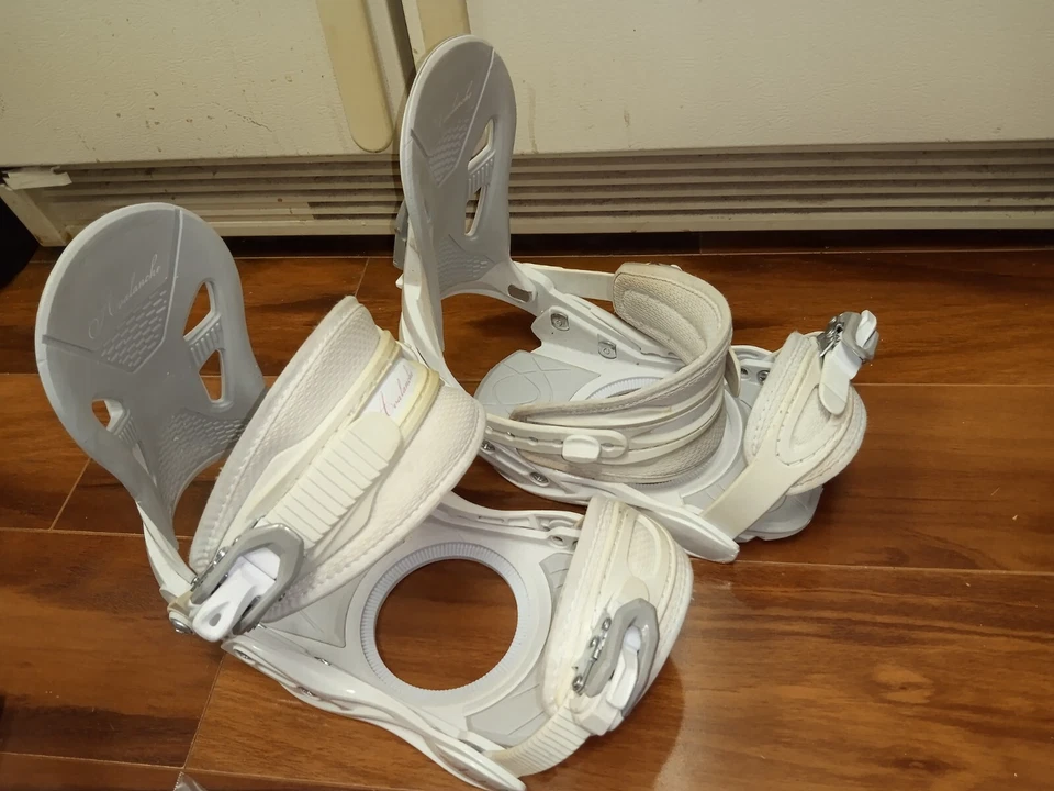 Par de fijaciones blancas de snowboard Avalanche Serenity para mujer pequeñas/medianas sin disco Foto 2 de 4