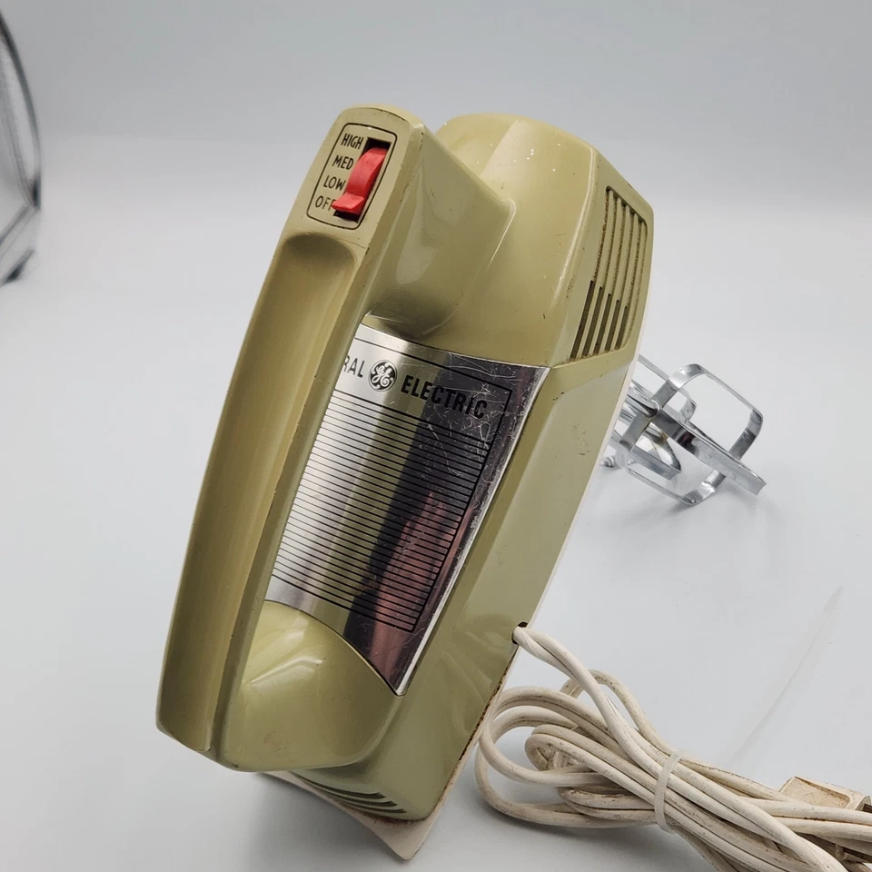 Vintage GE General Electric 3 Speed Hand Mixer Tested & Works Model D1M17 - Image 2 of 4