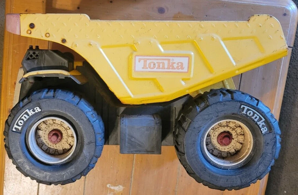 VINTAGE HASBRO TONKA MIGHTY BIG YELLOW DUMP TRUCK 19” RED HANDLE MODEL 9160 - Image 2 of 4