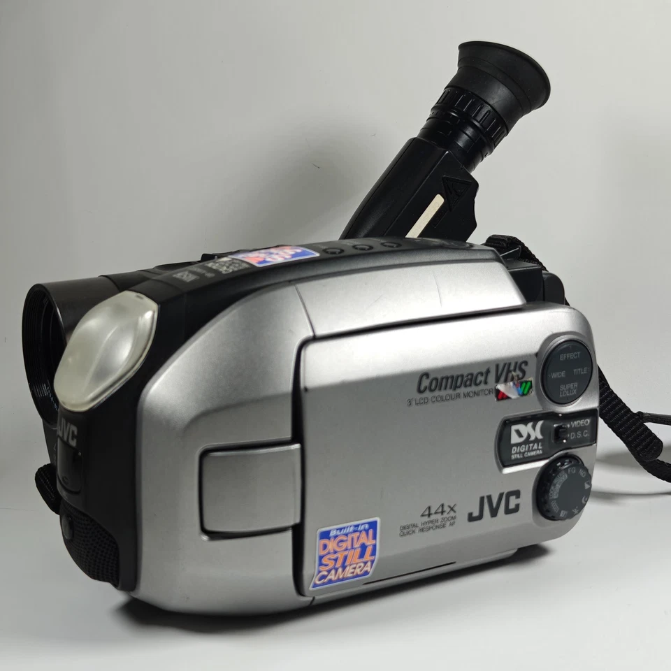 JVC GR-AXM500 VHSC Camcorder RARE 3" in LCD Analogue Video Camera, Charger, Bag - Image 4 of 4