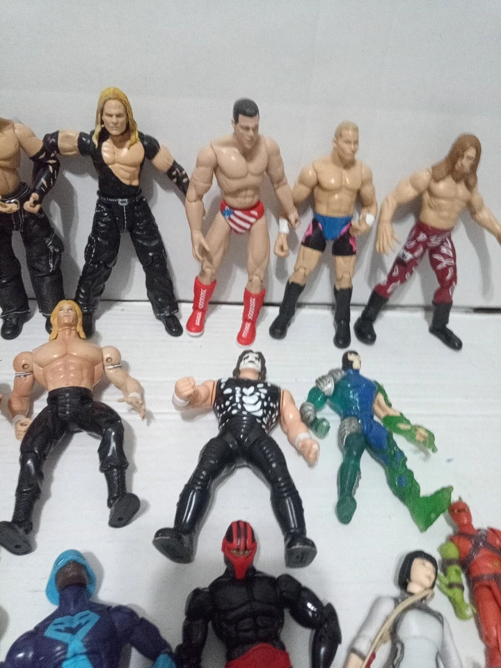Una colección de 24 figuras de deporte/acción: T. T. J PACIFIC/WCW Toy Biz/WCW Marvel Foto 4 de 4