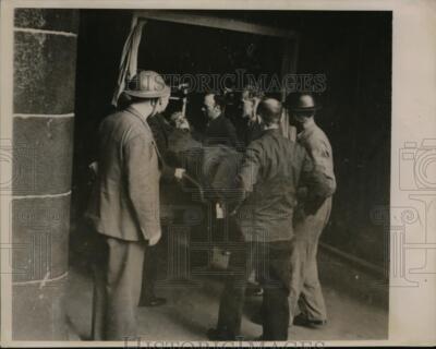 1940 Press Photo Rescue Workers with Injured Civilian after Daylight Raid London