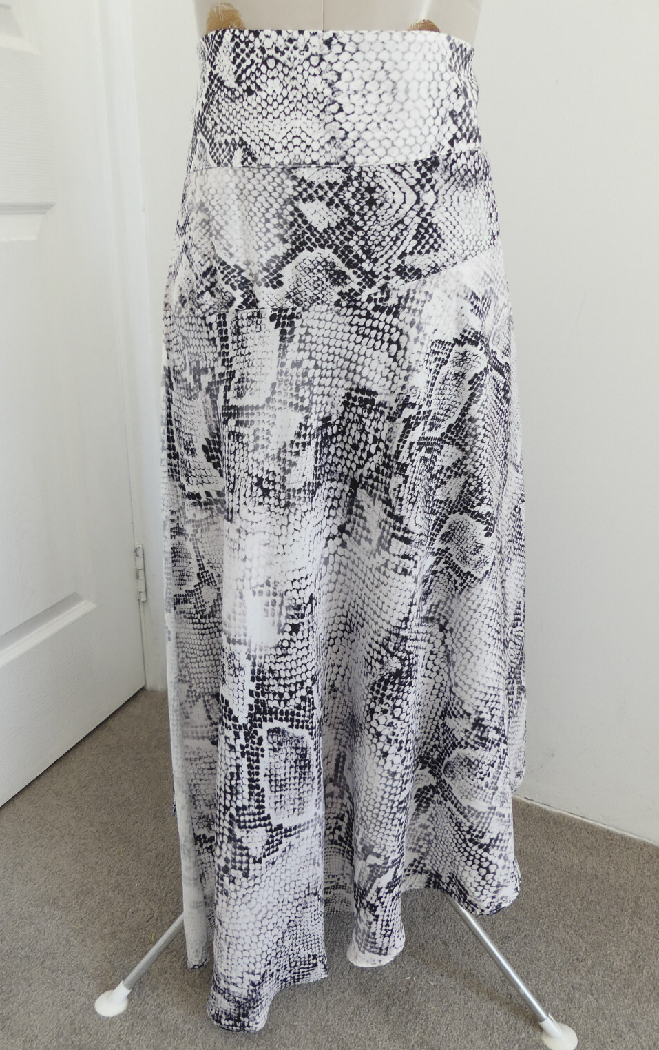PORTMANS Snakeskin Print SKIRT Size Aus 16 in White Grey Black Workwear Old Money Aesthetic