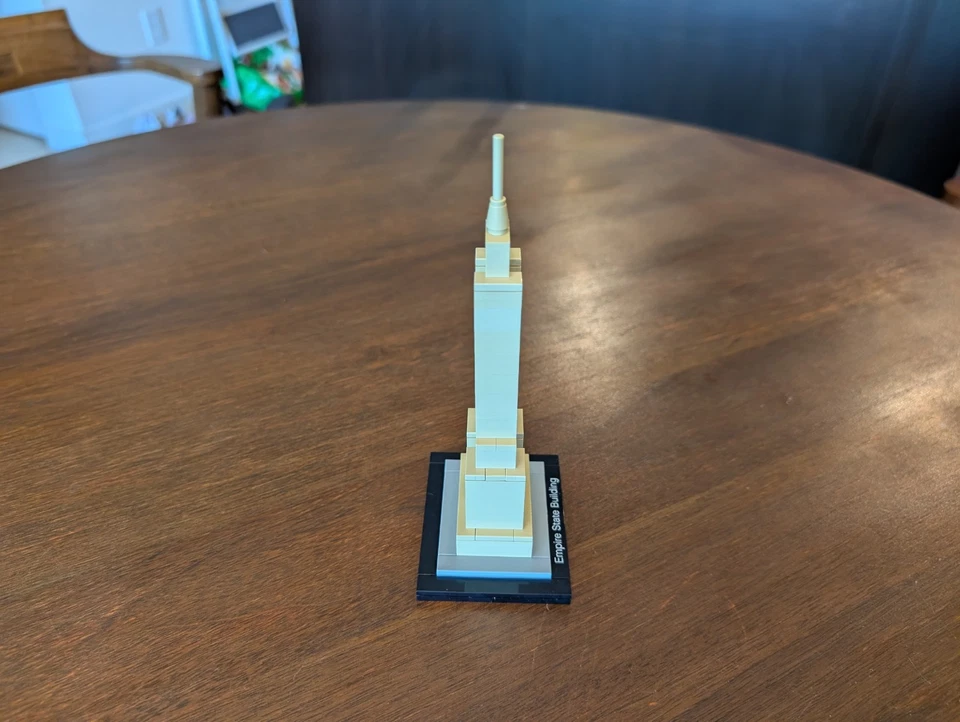 LEGO ARCHITECTURE: Empire State Building (21002) 100% Complete - Image 2 of 3