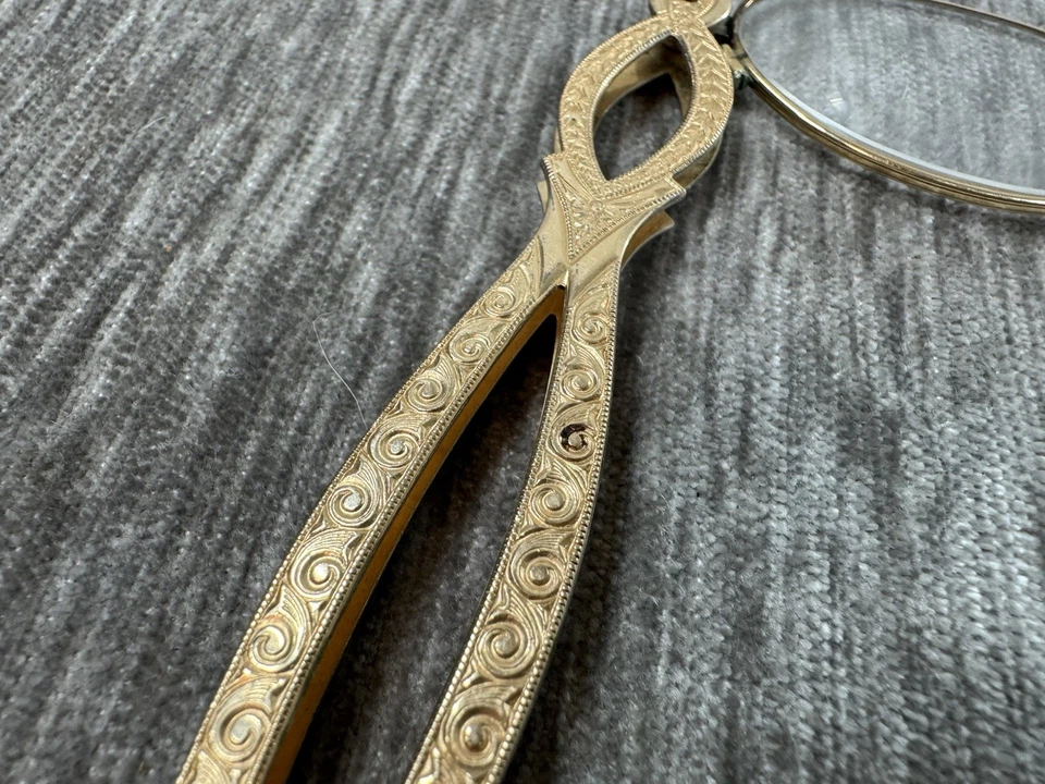 Óculos dobráveis antigos Lorgnette Society ouro 12k dourado ornamentado vitoriano em escala 1/10 - Imagem 3 de 4