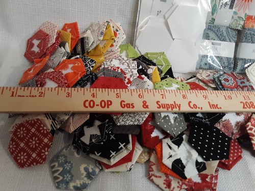 Large Lot of Hexagon quilt pieces and 5 Moda Fabric Mini Charm packs BG/3 sister - Picture 2 of 9