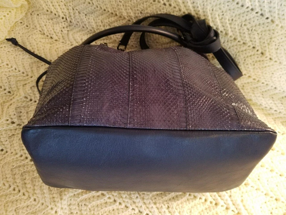 Bolso Bandolera Donald Pliner Serpiente Repujado Cubo Cordón Púrpura  Foto 3 de 4