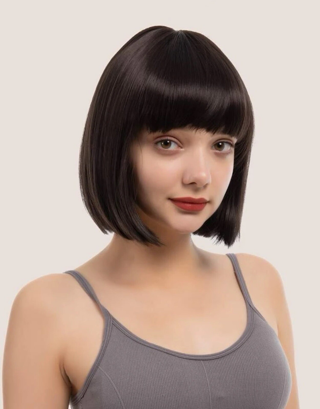 Perruque courte brune lisse avec frange pour masquer la perte de cheveux