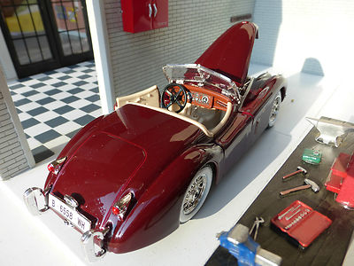 Bburago 1:24 Scale Jaguar XK 120 Convertible Die-Cast Model Car – Red, 1948 Classic Sports Car Replica