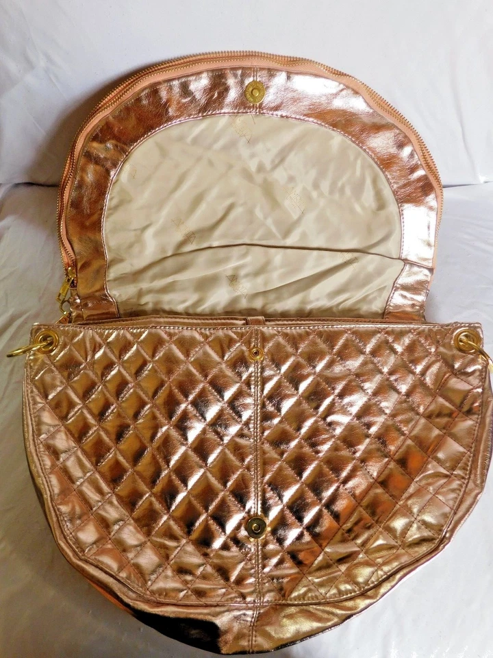 Bolso de Hombro Amrita Singh Oro Rosa Cartera Acentos Dorados con Correas Foto 2 de 4
