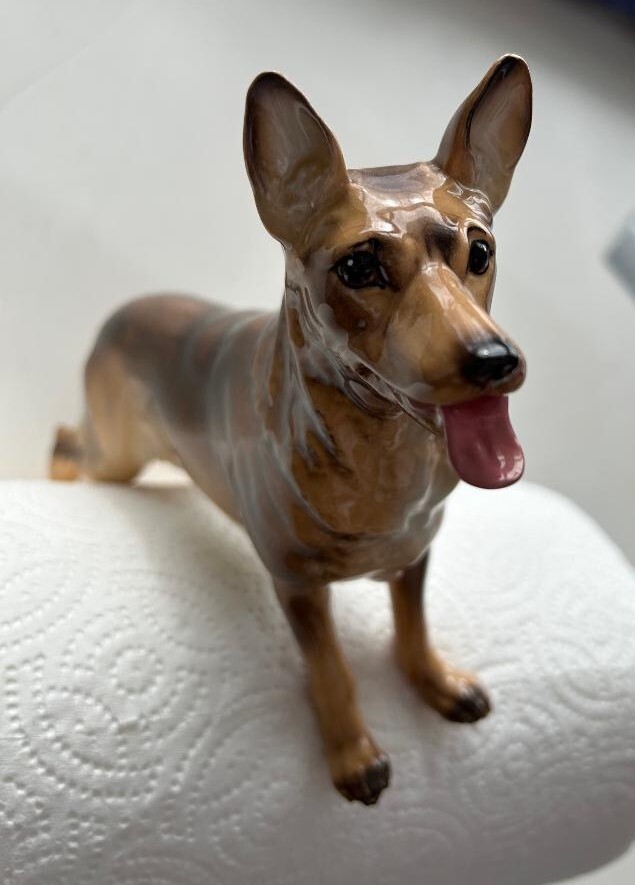 Hagen Renaker 'Von' German Shepherd 9x6 inches Monrovia Championship