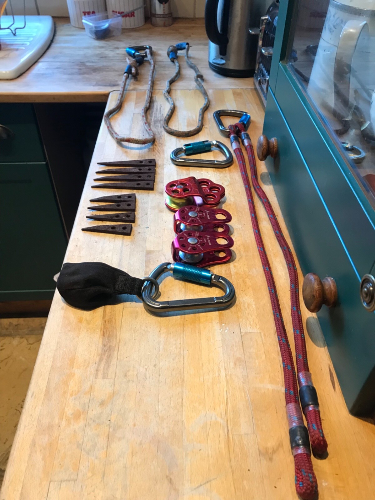 tree surgeon equipment, tree hog harness, ropes, pulleys, spikes, throw