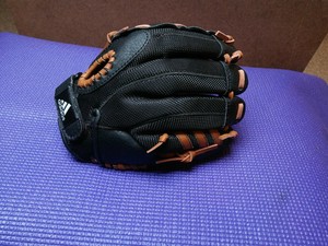 easy close baseball glove