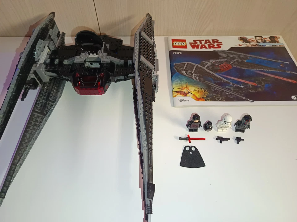 LEGO Star Wars 75179 Kylo Ren's TIE Fighter, foto 4 di 5