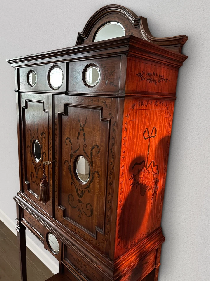 Armario inglés de madera satinada y vidrio estilo eduardiano pintado del siglo XIX Foto 4 de 4