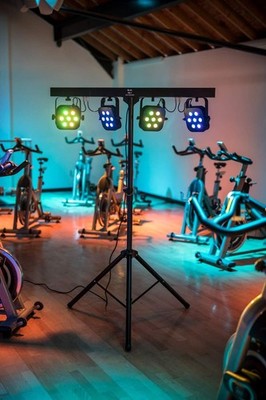 QTX Lights PB-1 LED PAR BAR Hochleistungs-LED-PAR Bar Transportkoffer + Stativ