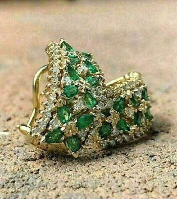 Pendientes Huggie Simulados Marquesa Verde Esmeralda 2Ct Chapados en Oro Amarillo 14K Foto 3 de 4