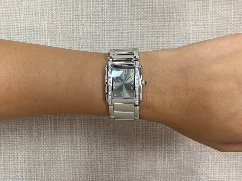 Reloj para dama Patek Philippe Twenty~4 esfera gris acero y diamante 24 4910/10A Foto 4 de 4
