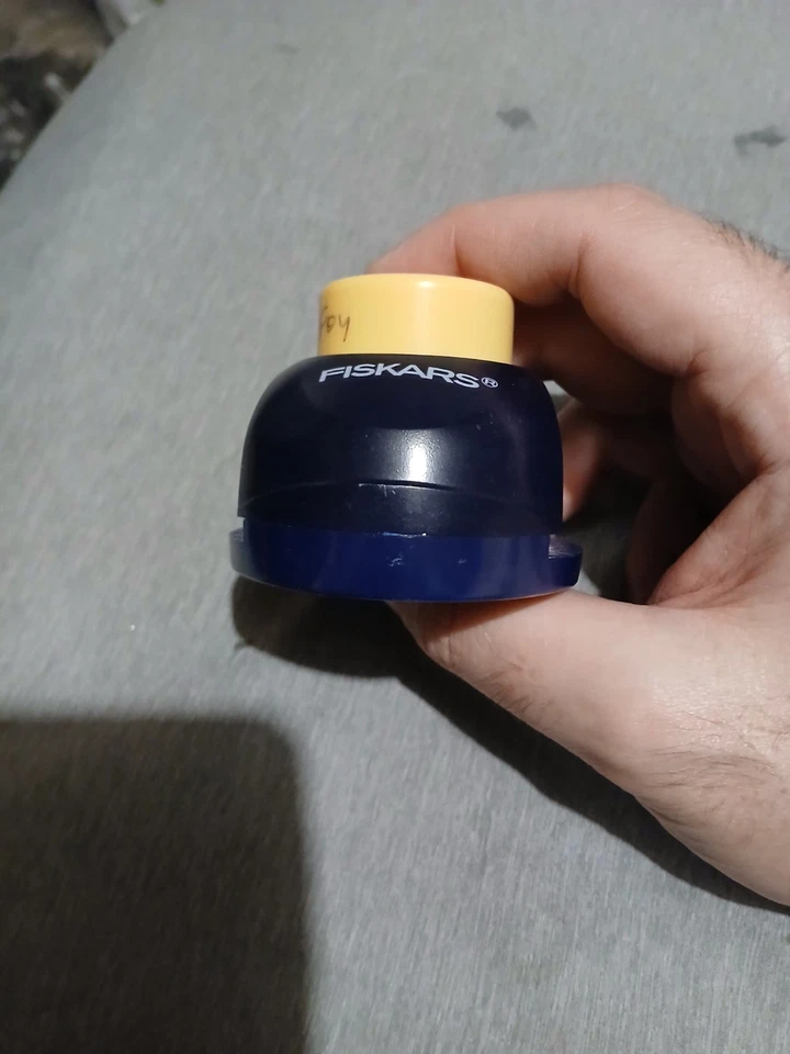 Fiskars Craft Paper Hole Punch Romantique Lace Corner Trim 3 in 1 Romantic Edge - Image 4 of 4