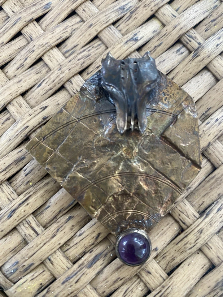 Broche de bronce Studio Arts/Modernist 1980 con cabeza de lobo y piedra de amatista Foto 3 de 4