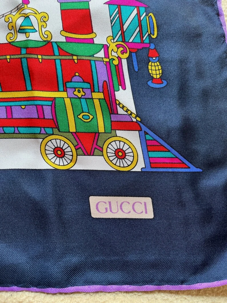 Ballons de train ours en soie carrée vintage années 80 GUCCI violet bleu vert vert bleu
