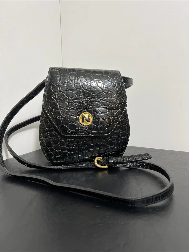 "Bolso bandolera vintage Albert Nipon de cuero en relieve negro 7"" x 6""" Foto 2 de 4