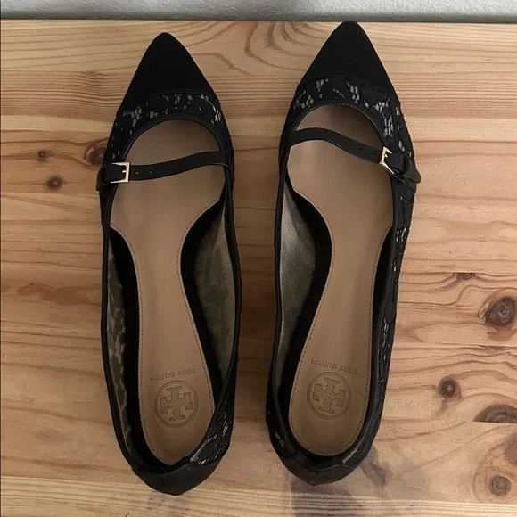 Pisos de encaje negro Tory Burch con hebilla dorada 8,5 M Foto 3 de 4
