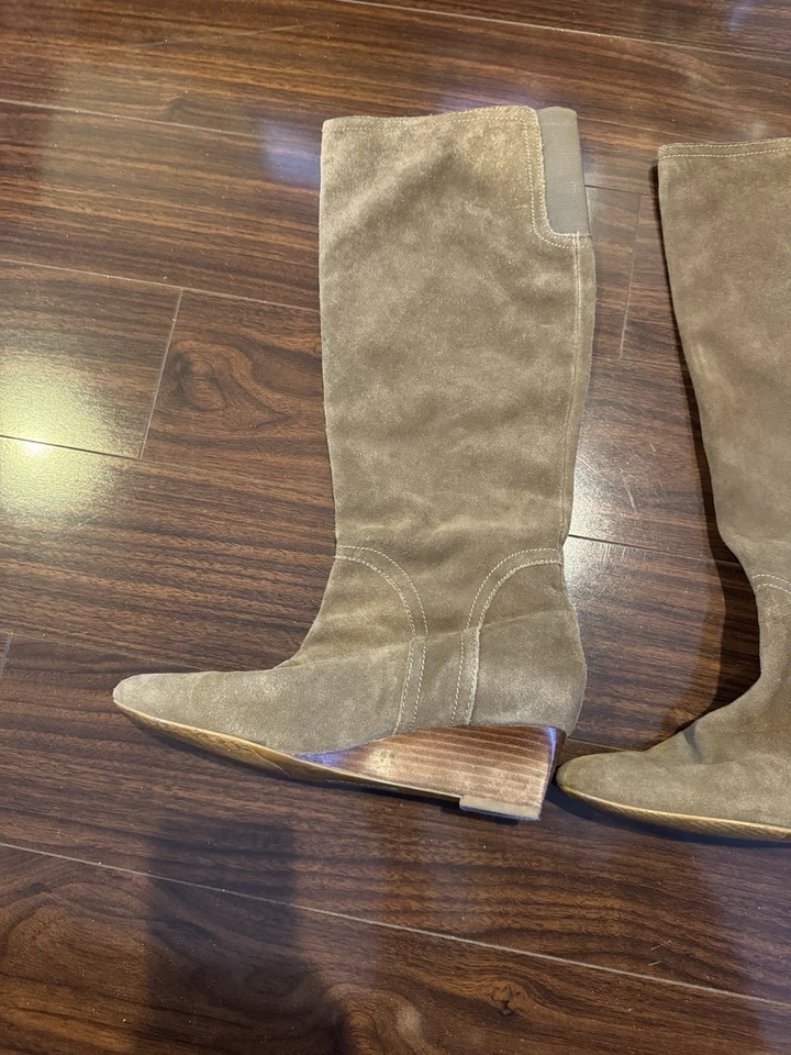 Botas hasta la rodilla de gamuza con cuña Calvin Klein Elly talla 8,5 tostadas plateadas con hebilla con logotipo Foto 4 de 4