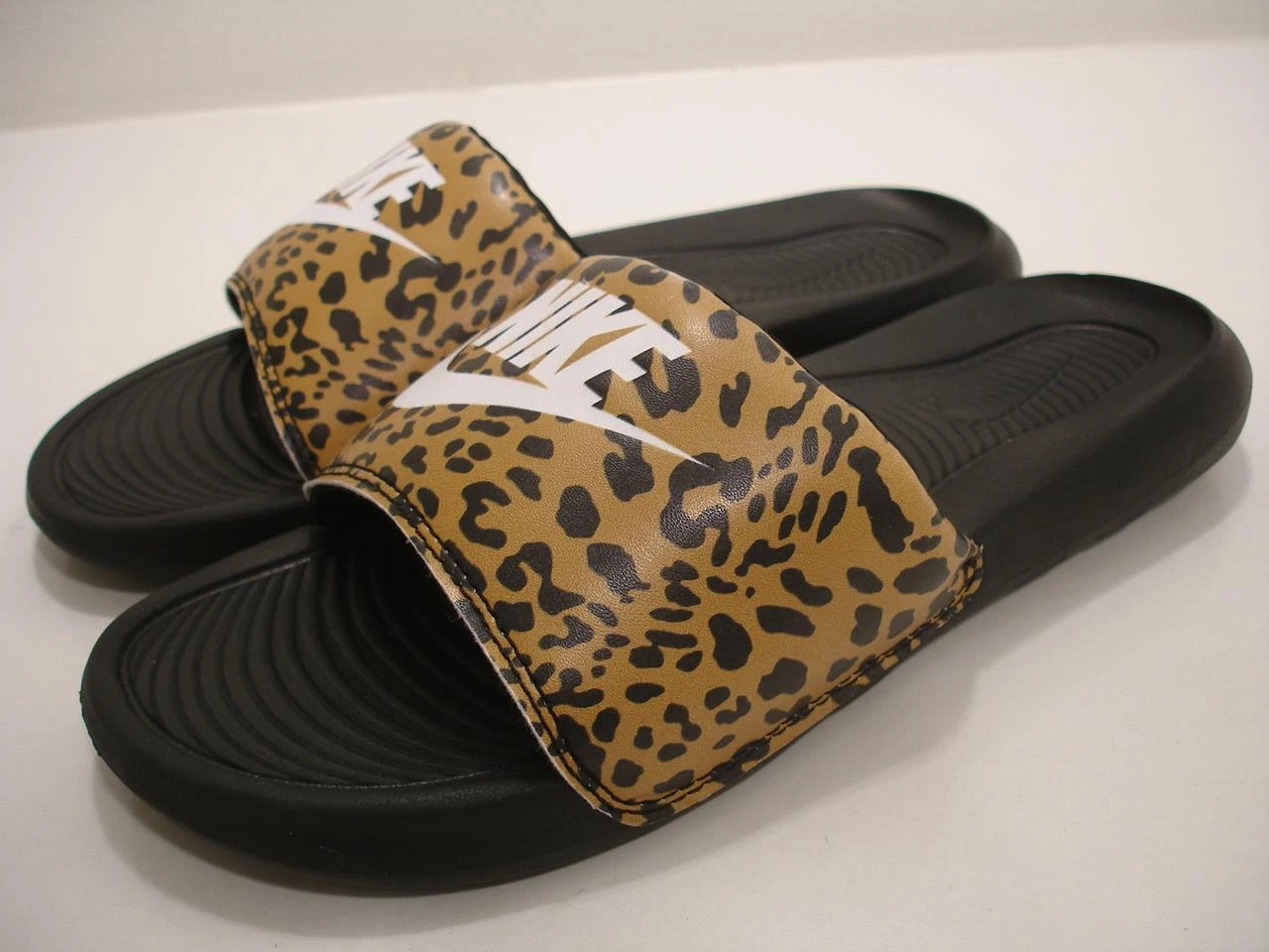 Sandali donna 8 M Nike Victori One Slides CN9676 700 stampa animale ghepardo piatti