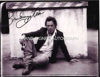 BRUCE SPRINGSTEEN AUTOGRAPHED 8 1/2 X 11 COLOR PHOTO / COA