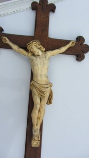 ANCIEN CHRIST EN PLÂTRE 29CM ART RELIGIEUX XIXe . CROIX CHENE 63CM .