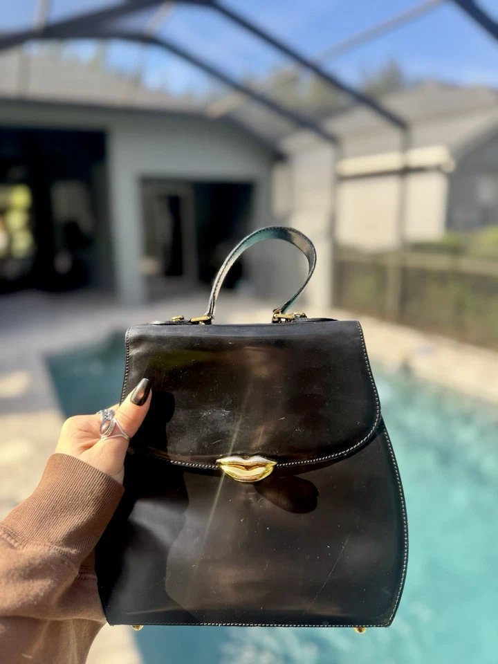 Bolso de mano Moschino de charol negro de colección con cierre de labios dorado - Hecho en Italia Foto 4 de 4