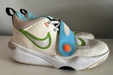 Nike Team Hustle D 11 pale ivory action green size youth 5.5