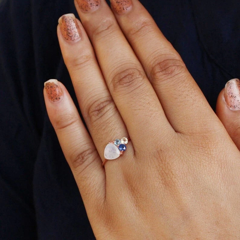 Anillo con racimo de topacio y zafiros arco iris real con forma de trillón de oro de 14 k Foto 3 de 4