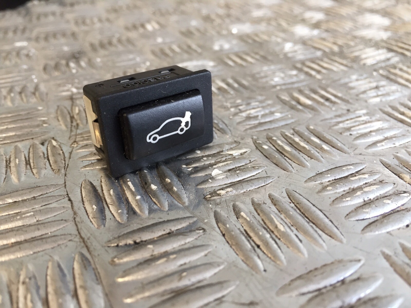 BMW BOOT UNLOCK OPEN SWITCH 1 3 5 6 7 Series E60 E87 E90 F10 9200316