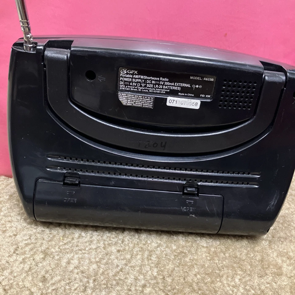 GPX R633B Shortwave AM-FM Clock Radio Black with Adapter - Image 3 of 4