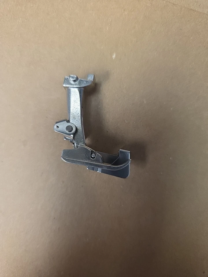 Pie de puntada ciega Bernina #5 con guía Foto 4 de 4