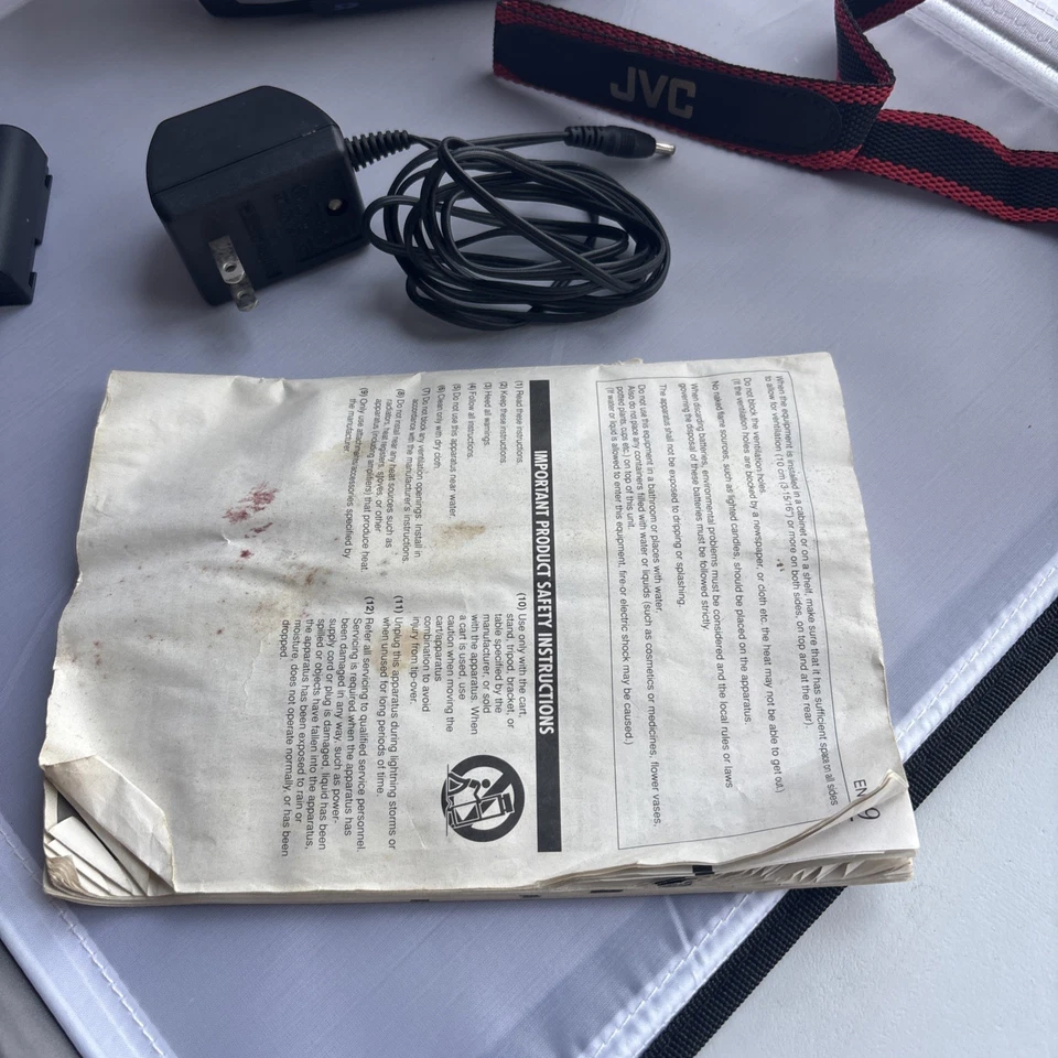 JVC Digital Video Camera 700x Optical Zoom 2.5" Monitor With 2Batt & Charger - Image 4 of 4