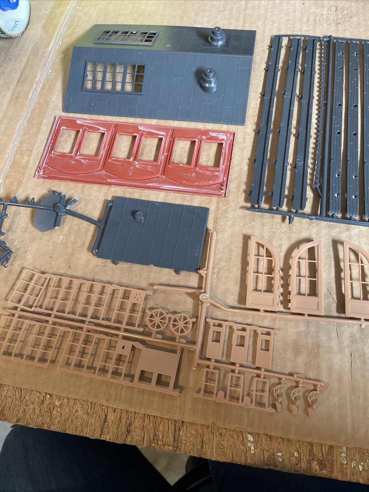 Revell Operating Engine House Model Kit, HO Scsle T9028, Preowned Not Complete eBay